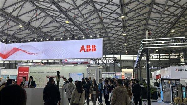 图:展台人气火爆